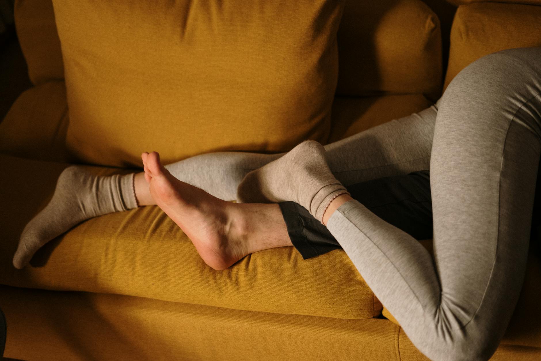 Kostenloses Stock Foto zu abend, couch, ehepaar