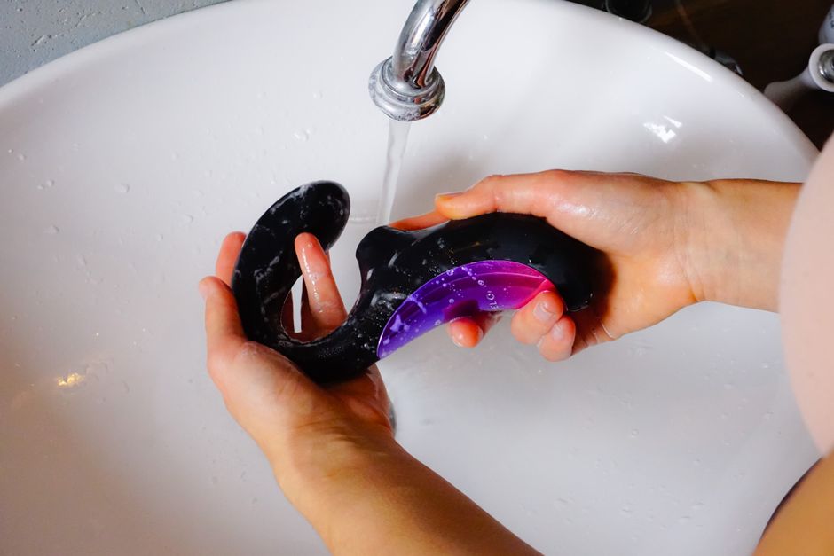Person reinigt Vibrator